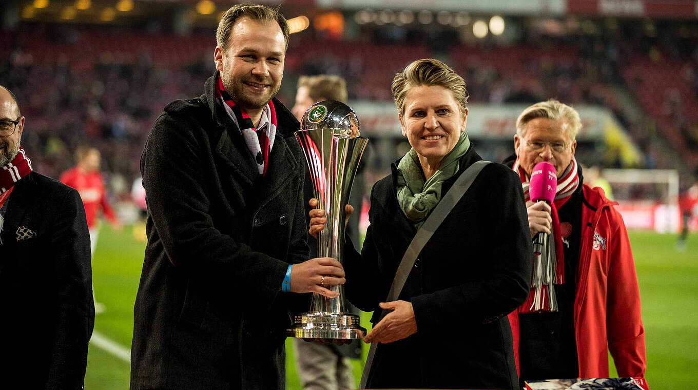 Vorfreude pur: Der Pokal der Frauen ist in der Finalstadt Köln angekommen © Imago