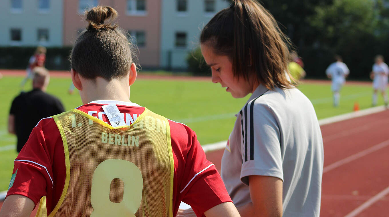 Anja Matthes (r.): "Unsere Spielerinnen trainieren sehr hart" © Isabel Schmidt