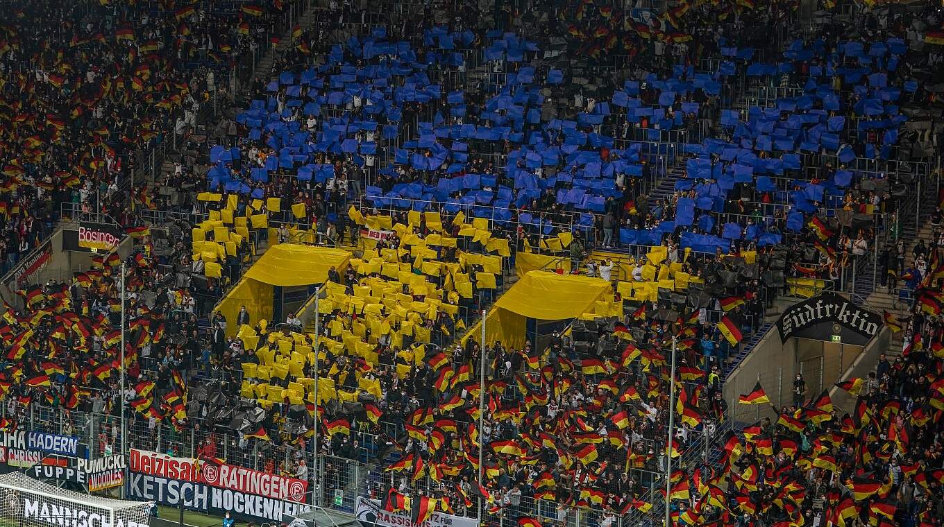 Tolle Choreographie der Fans in Sinsheim: Ein Herz für die Ukraine © Getty Images