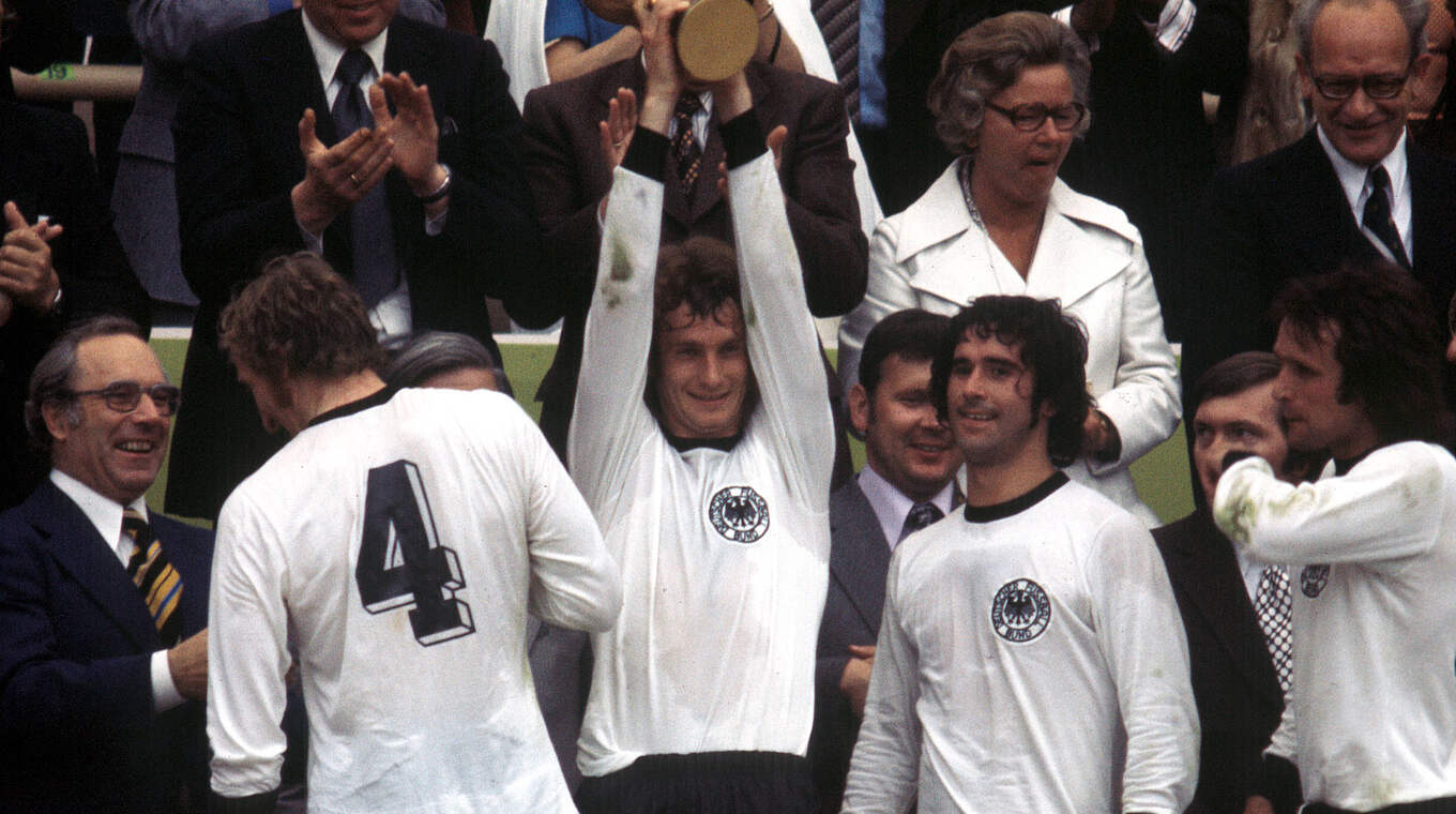 Gerd Müllers Siegtor vorbereitet: Rainer Bonhof wird 1974 in München Weltmeister © imago
