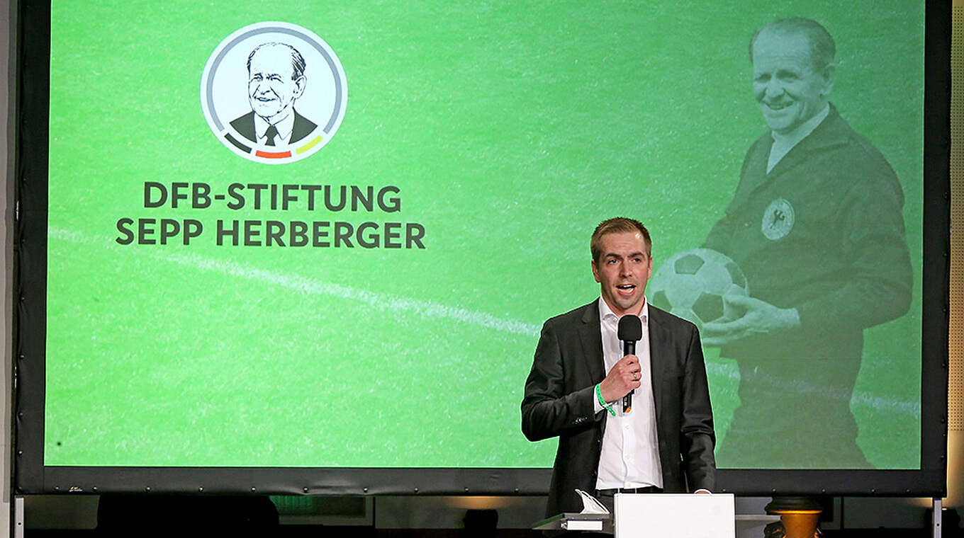 Philipp Lahm: "Franz Beckenbauer ist die Jahrhundertfigur des deutschen Fußballs" © Carsten Kobow