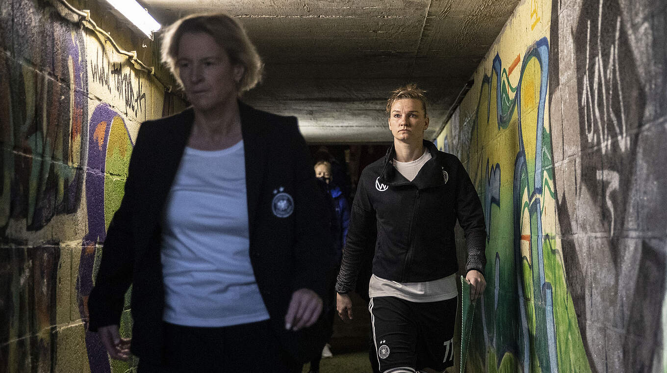 Voss Tecklenburg freut sich auf Popp (r.): "Sie ist eine sehr wichtige Spielerin für uns" © DFB/Maja Hitij/Getty Images