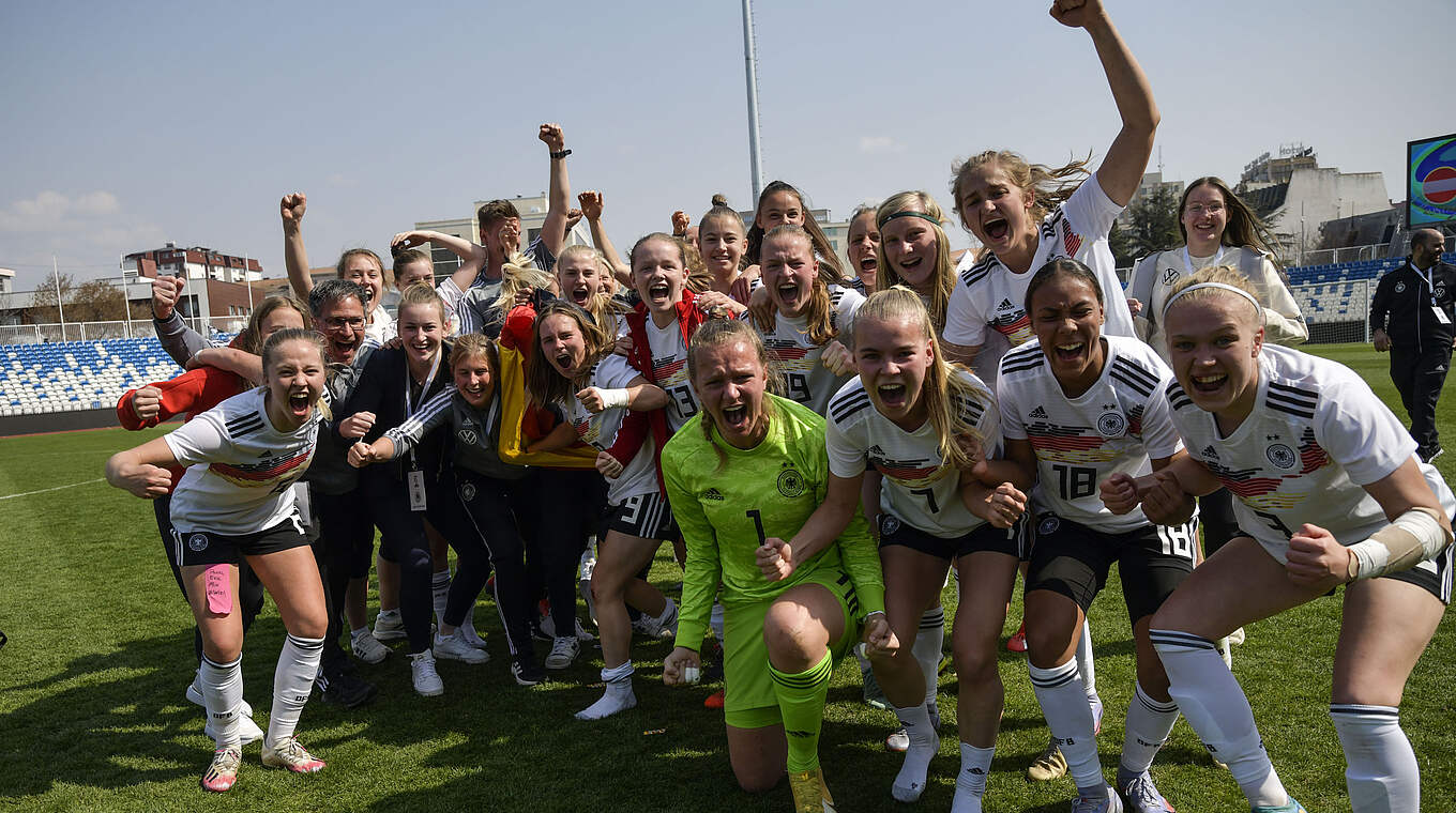 So sehen Siegerinnen aus: die deutschen U 17-Mädels nach dem 3:2 gegen Österreich © Getty Images
