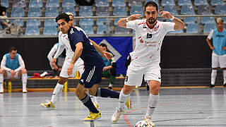 Muss nach seiner Roten Karte einmal aussetzen: Kennedy Ribeiro (r.) von HOT 05 Futsal © imago