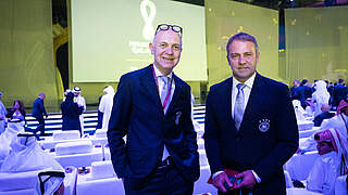 Unterstützen die DFB-Frauen in Wembley: Bernd Neuendorf (l.) und Hansi Flick © 