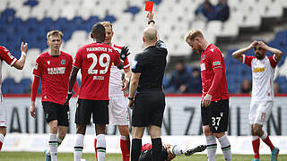 Platzverweis in Hannover: Carlo Boukhalfa (3.v.l.) sieht die Rote Karte © imago