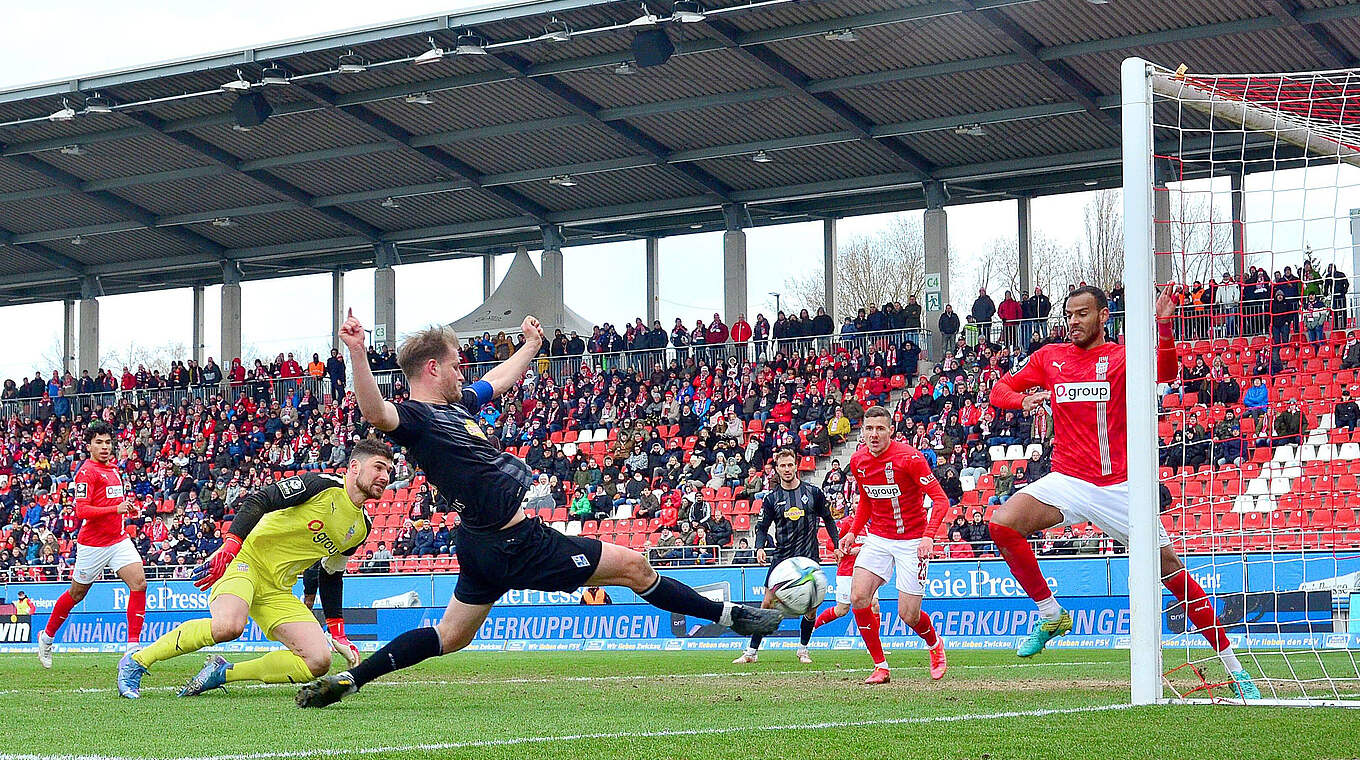 Sieht Rote Karte nach dieser Szene: Steffen Nkansah (r.) blockt Marcel Seegerts Schuss © imago