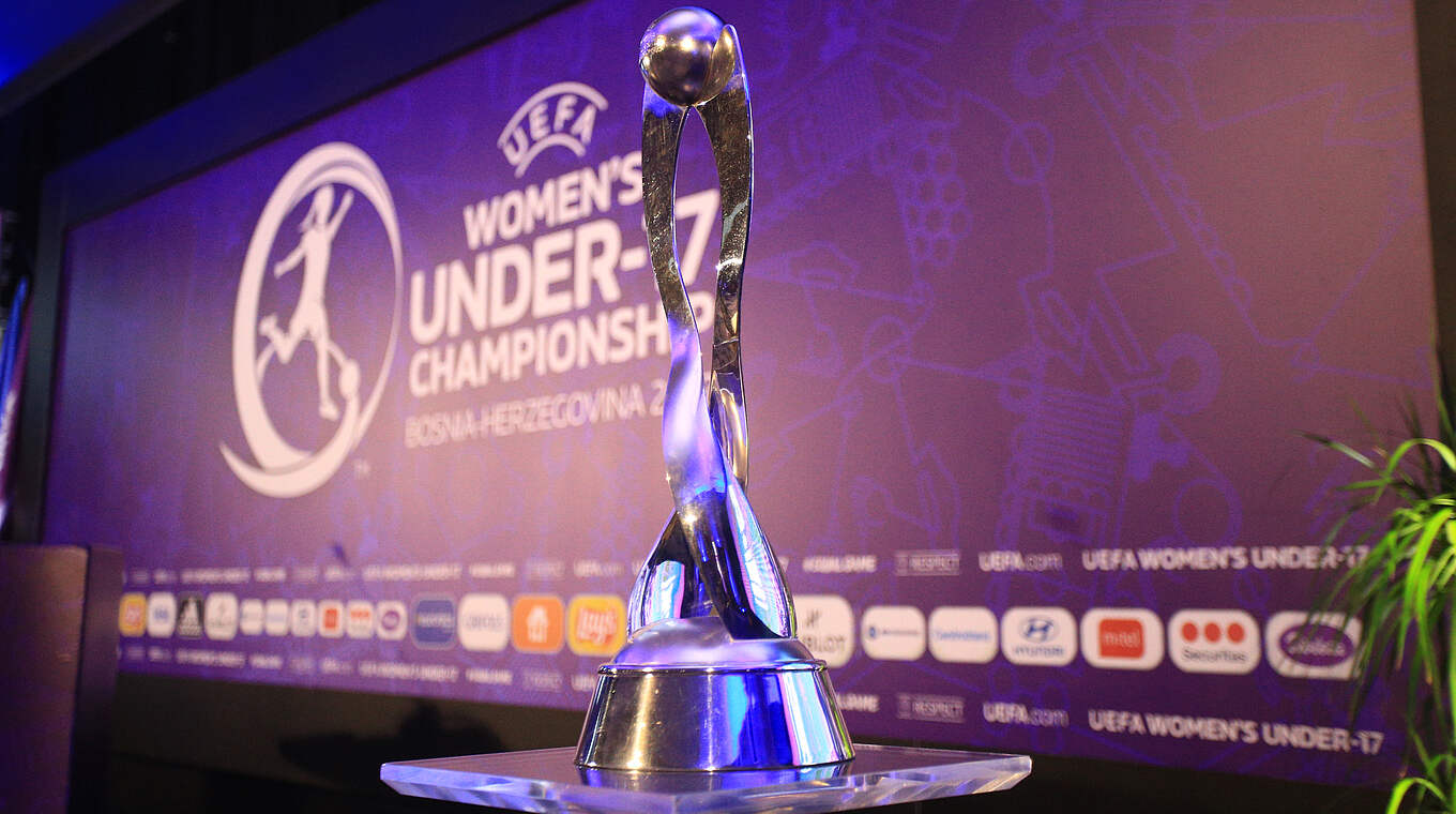 Objekt der Begierde: Der EM-Pokal der U 17-Juniorinnen © UEFA/Fedja Krvavac