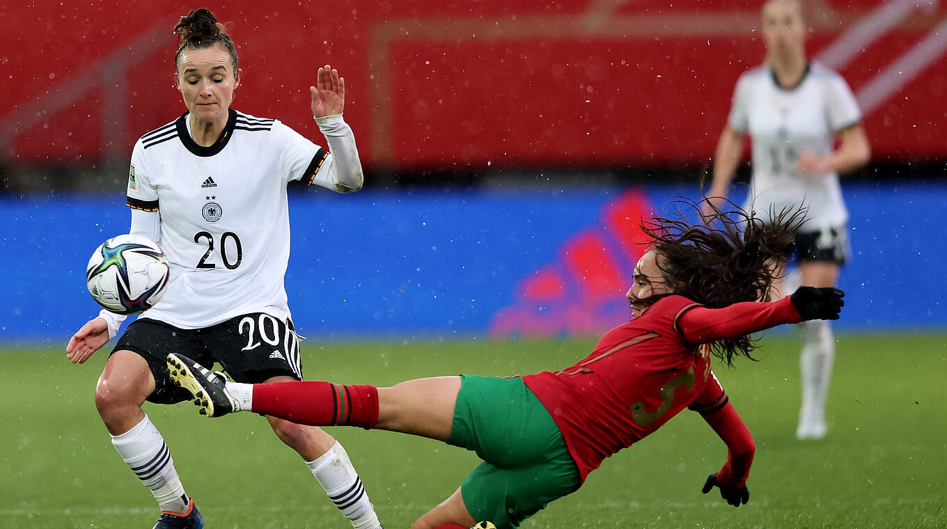 Germany's Lina Magull challenges for the ball. © GettyImages