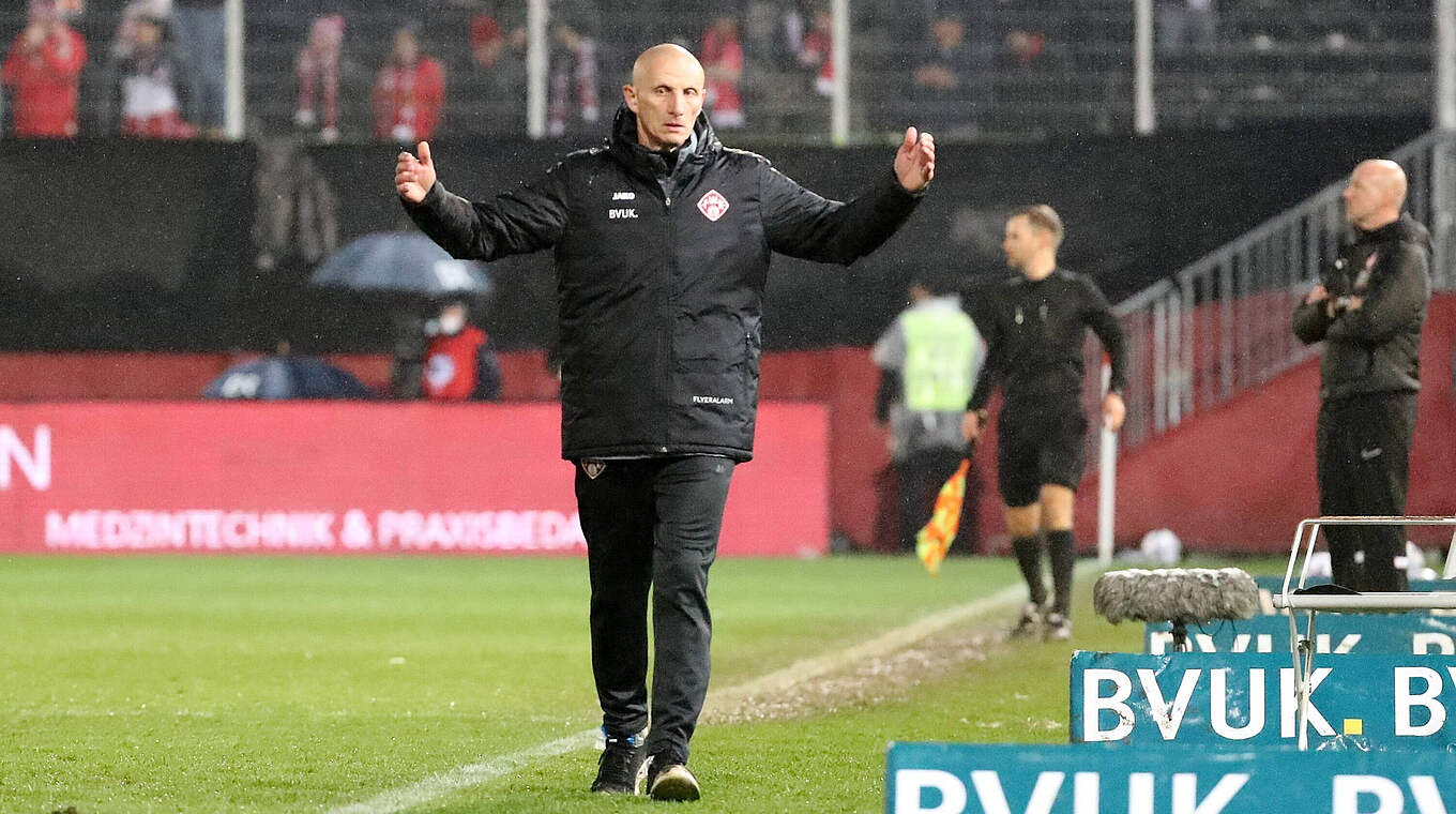 Sieht nach dem Kaiserslautern-Spiel die Rote Karte: Würzburgs Trainer Ralf Santelli © imago