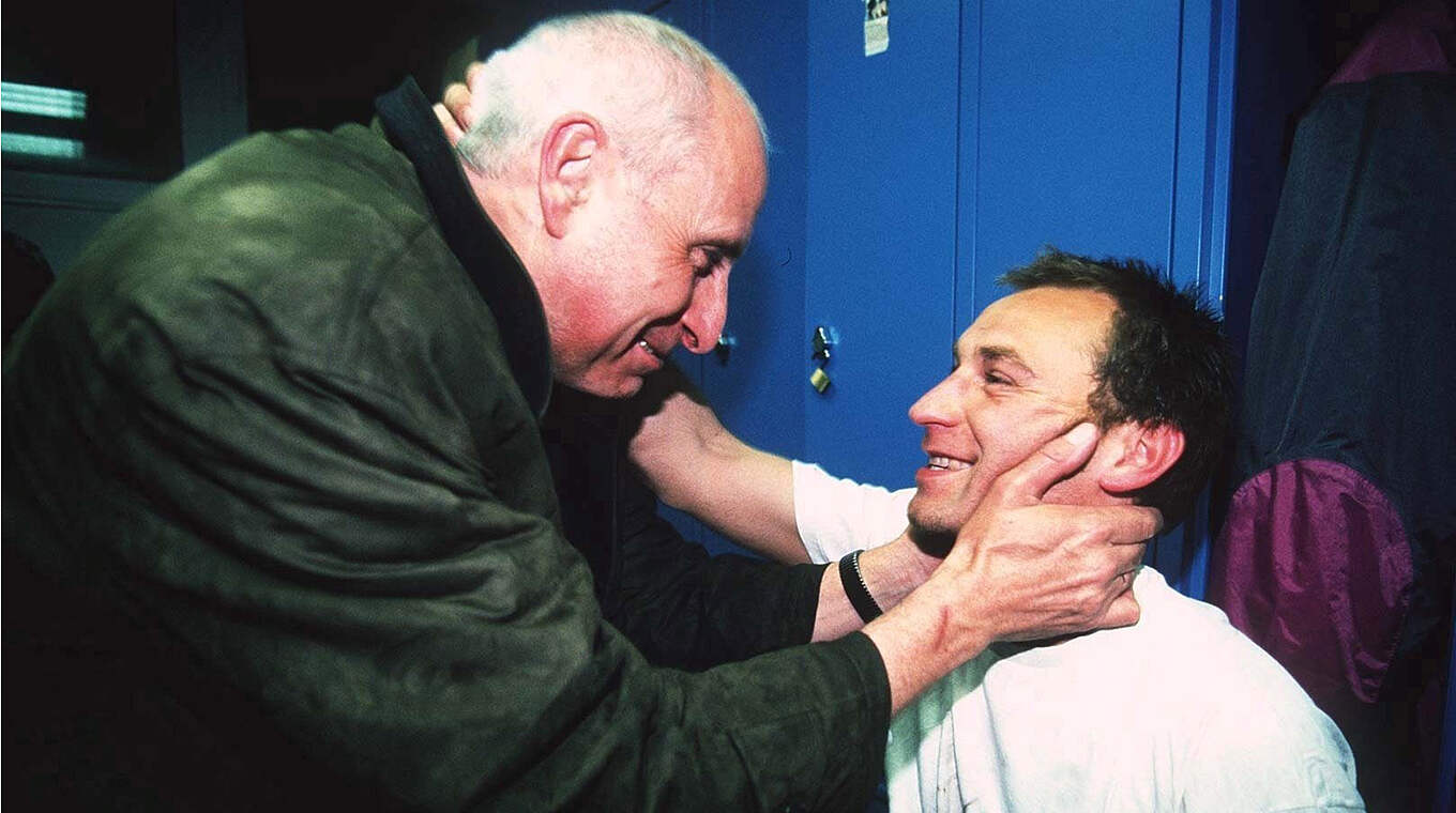 Liebende Blicke: Präsident Dieter Krein (l.) und Torschütze Willi Kronhardt in der Kabine © GettyImages