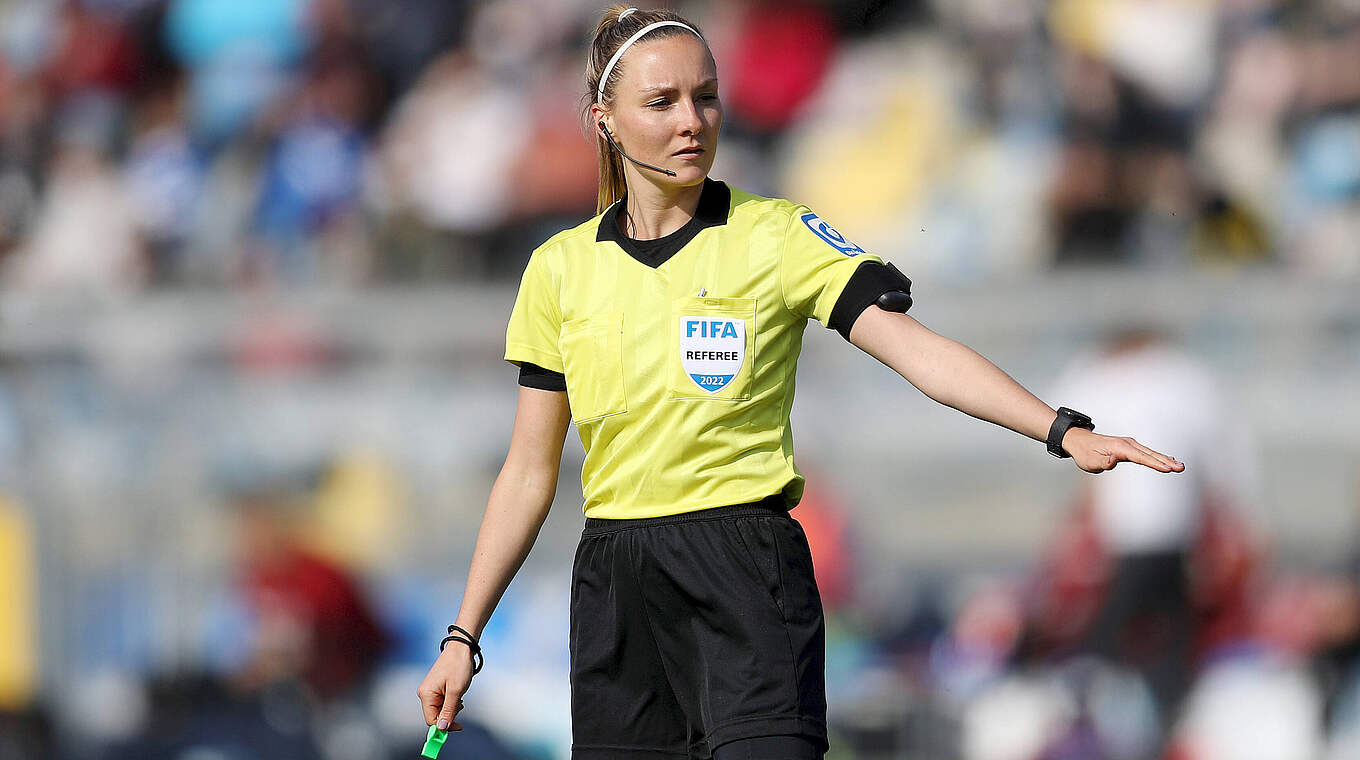 DFB-Pokalhalbfinale: Fabienne Michel Pfeift Wolfsburg Gegen Bayern ...