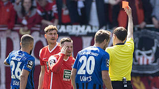 Zwei Spiele Sperre nach seiner Roten Karte: Kaiserslauterns Kevin Kraus (2.v.l.) © imago
