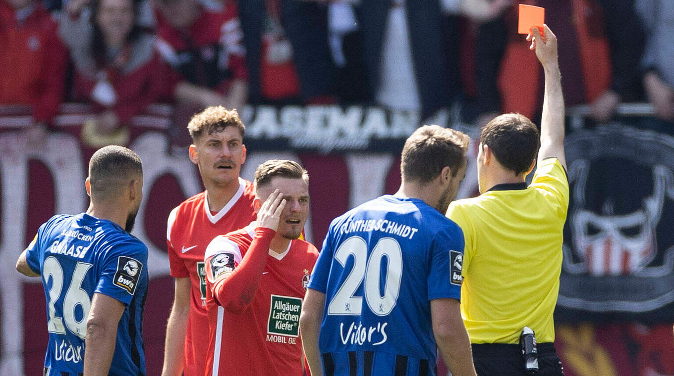 Zwei Spiele Sperre nach seiner Roten Karte: Kaiserslauterns Kevin Kraus (2.v.l.) © imago