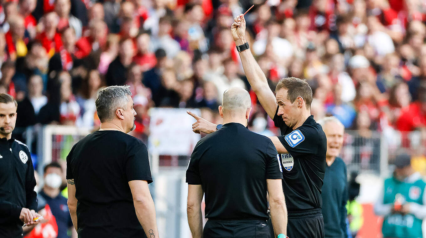 Ein Spiel Innenraumverbot nach Platzverweis: Bochums Coach Thomas Reis (2.v.l.) © imago