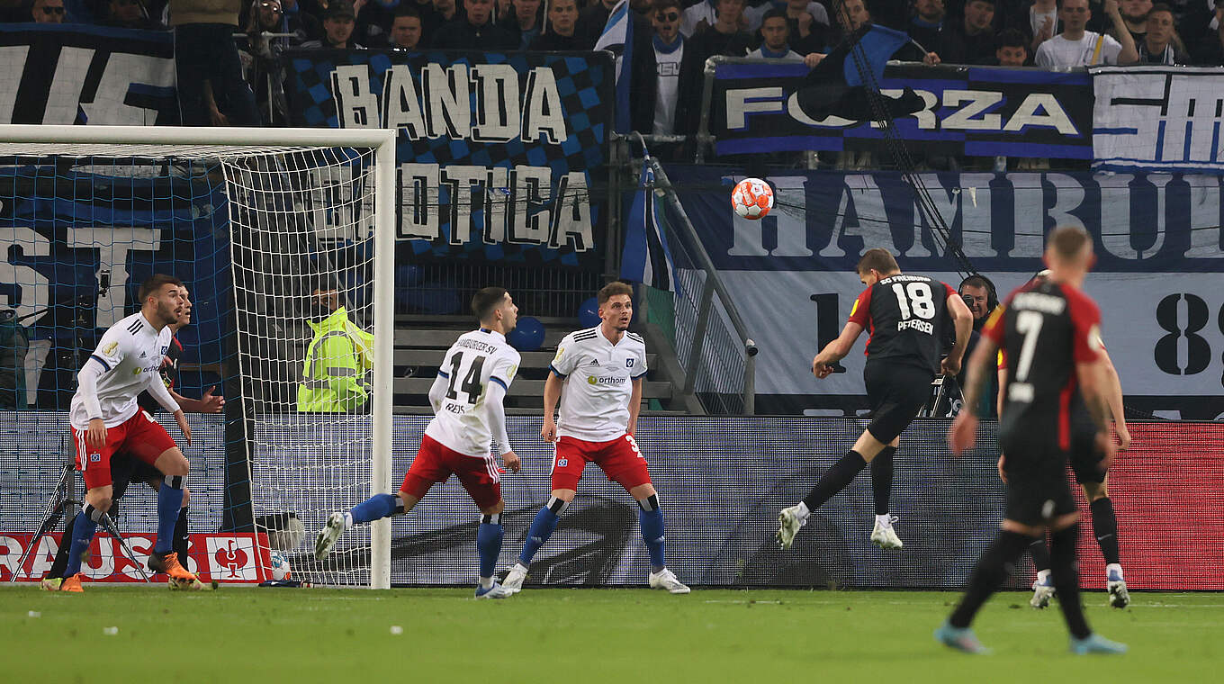 Frühe Führung: Nils Petersen (2.v.r.) bringt Freiburg auf Finalkurs © Getty Images