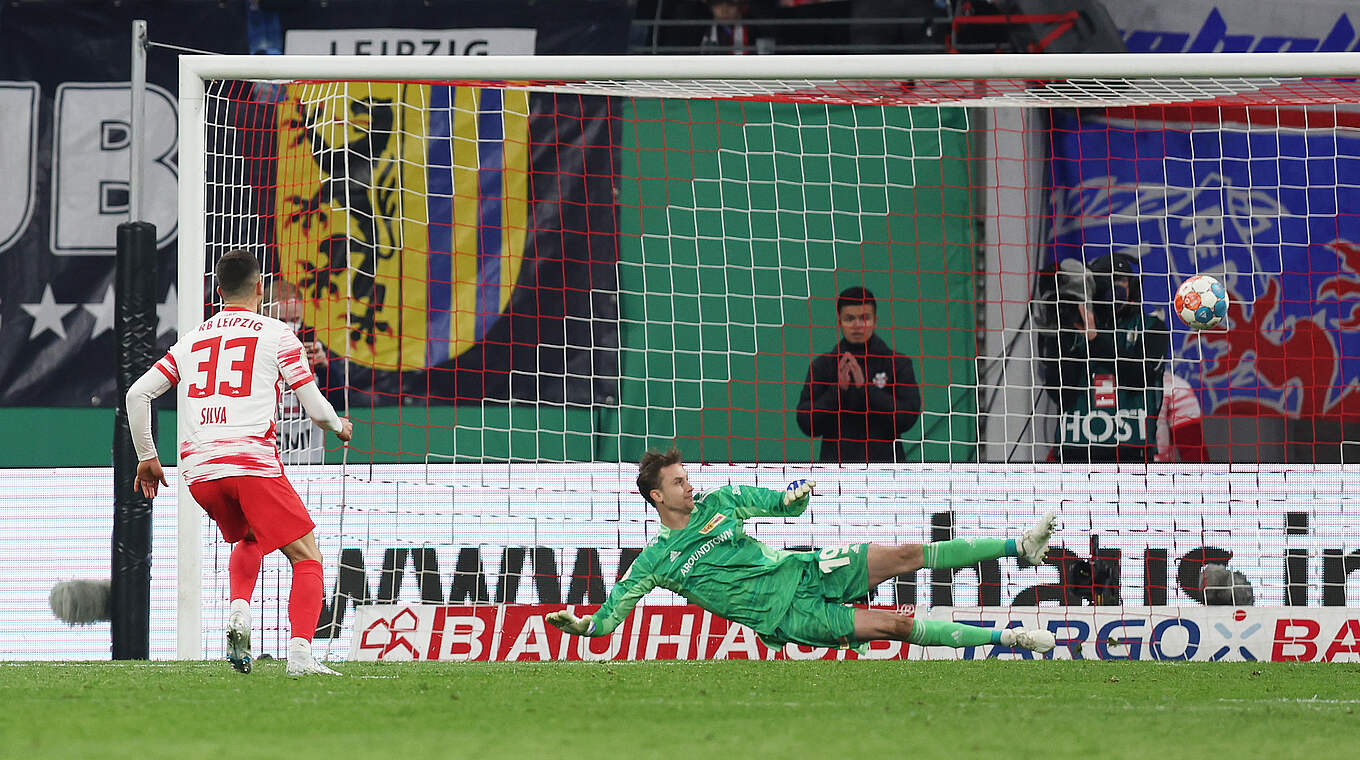 André Silva equalises for Leipzig from the spot. © 