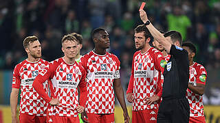 Muss nach seinem Platzverweis einmal aussetzen: Niklas Tauer von Mainz 05 (2.v.l.) © Getty Images