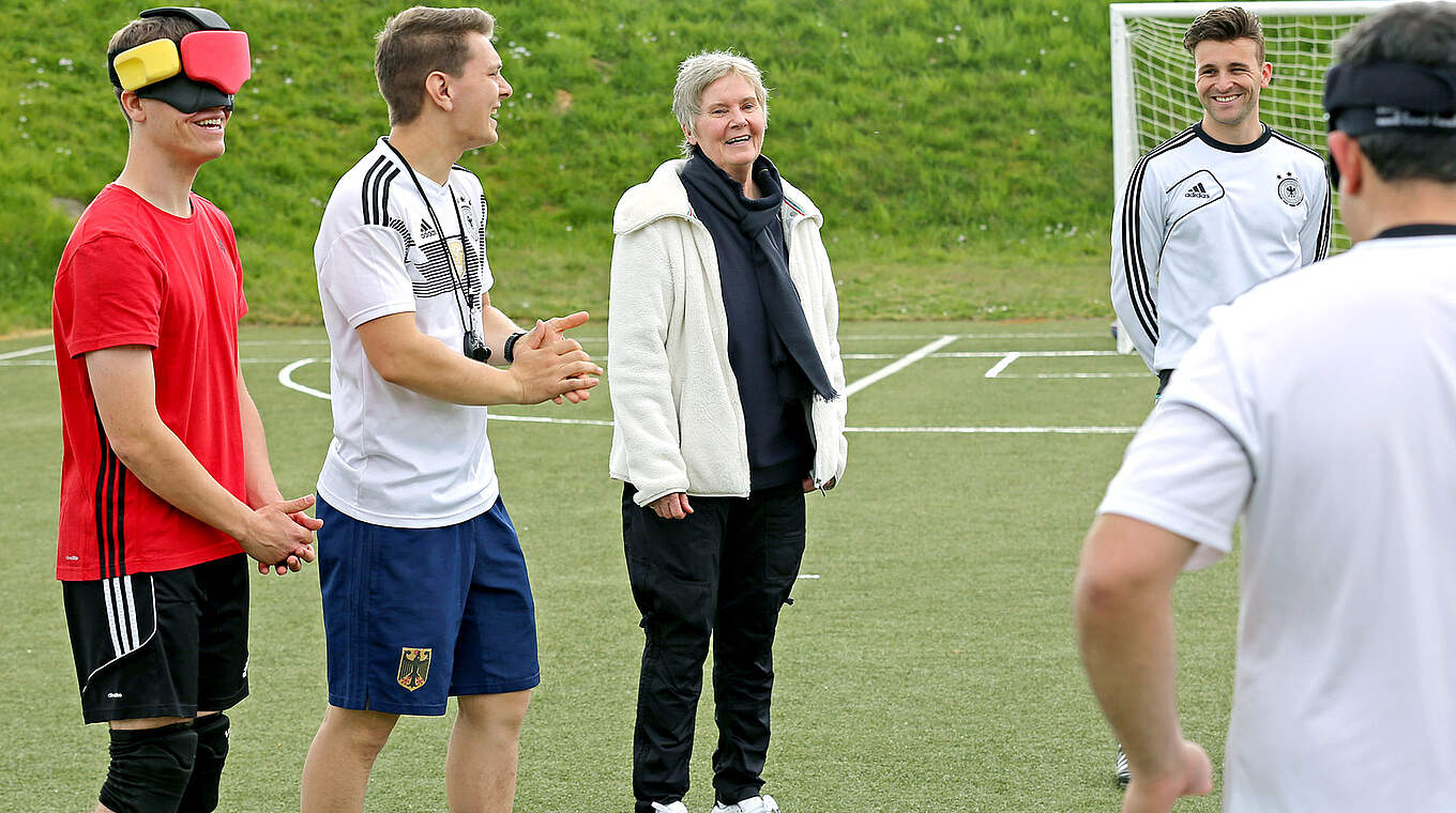 Ex-Bundestrainerin Tina Theune (3.v.l.): "Blindenfußball ist eine großartige Sportart" © Carsten Kobow