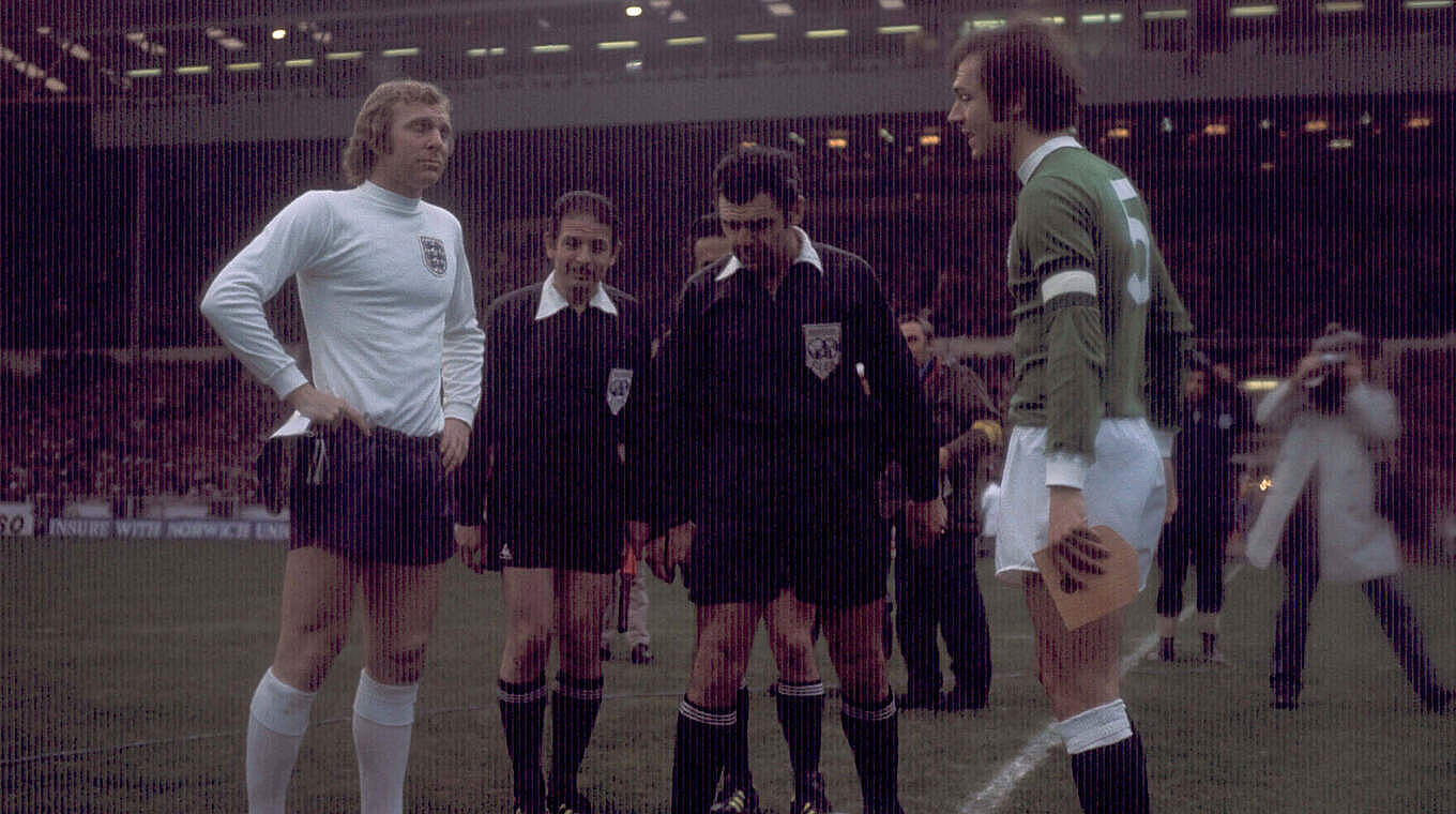 Der Kaiser bei der Seitenwahl: Franz Beckenbauer (r.) und England-Kapitän Bobby Moore © imago