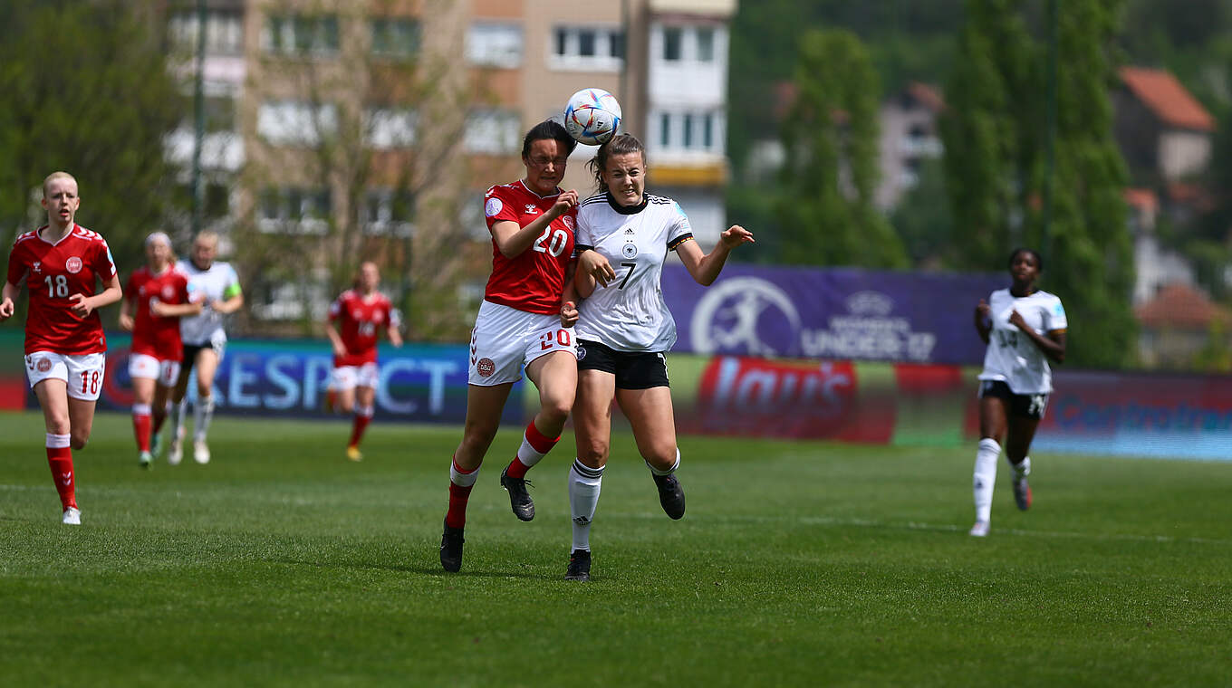 Umkämpftes Spiel: Mara Alber (r.) im intensiven Zweikampf © UEFA/Jasmin Hadzic/Bosnia and Herzegovina Football Federation