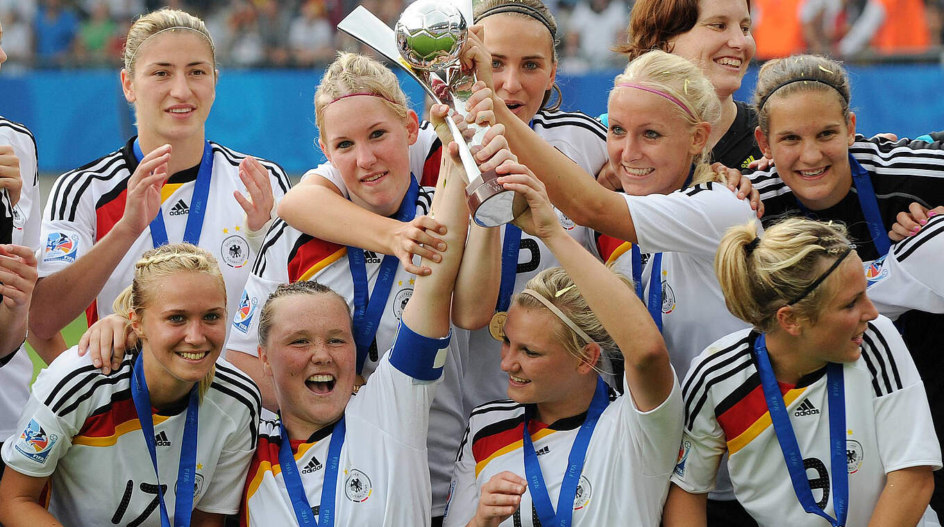 U 20-Weltmeisterin 2010 mit Deutschland: Knaak (l.u.) mit Kolleginnen und Cup © Imago