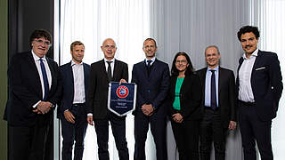 Besuch im DFB-Campus bei Neuendorf (3.v.l.): UEFA-Präsident Ceferin (M.)  © Thomas Böcker/DFB