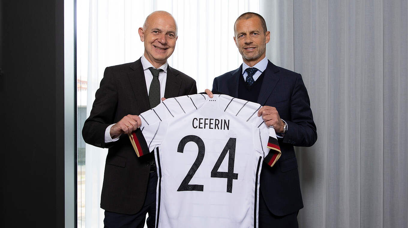 Ein Trikot für den UEFA-Chef: DFB-Präsident Bernd Neuendorf (l.) mit Aleksander Ceferin © Thomas Böcker/DFB