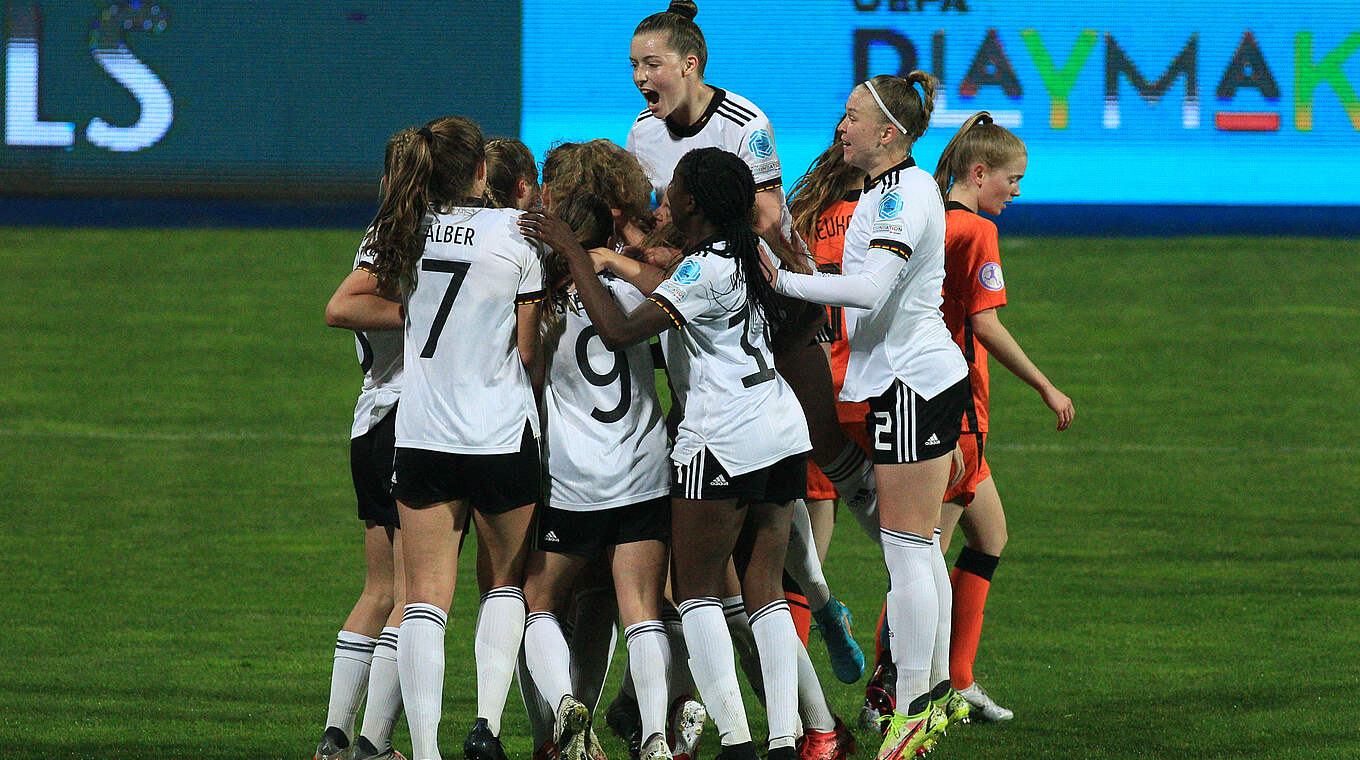 Jubeltraube nach dem 1:0: Die U 17-Juniorinnen stehen im Halbfinale © UEFA/Fedja Krvavac/Bosnia and Herzegovina Football Federation