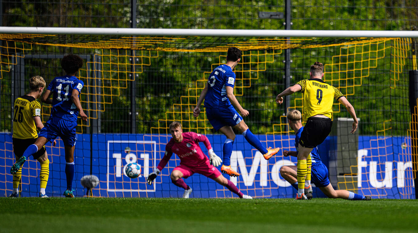 Führungstor: Dreifachtorschütze Bradley Fink (r.) schließt zum Dortmunder 1:0 ab © Getty Images