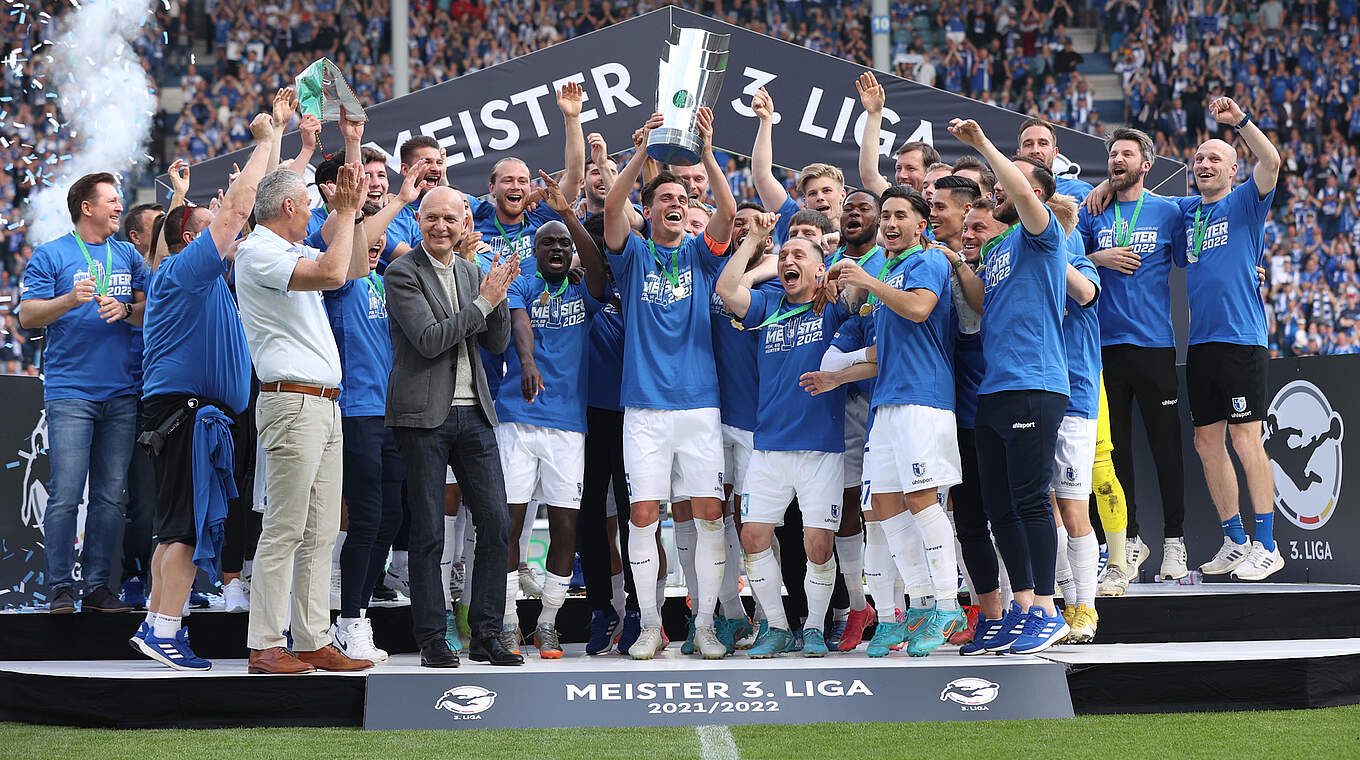 Allen Grund zum feiern: der 1. FC Magdeburg bekommt den Meisterpokal überreicht © Hartmann/DFB