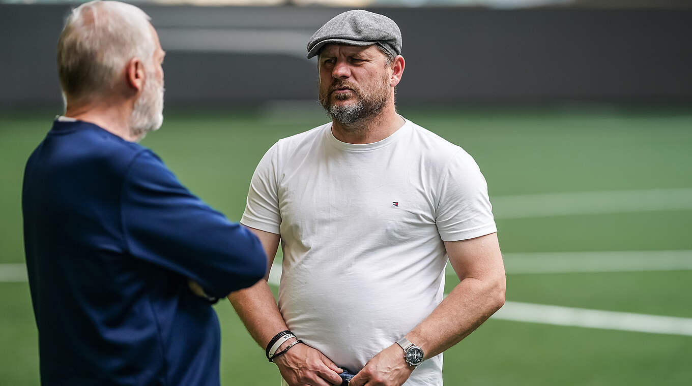Kölns Trainer Steffen Baumgart im Gespräch mit U 21 Co-Trainer Hermann Gerland © Getty Images