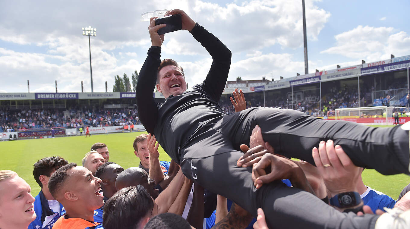 Wird von seinem Team gefeiert: Magdeburgs Meistertrainer Christian Titz © Getty Images