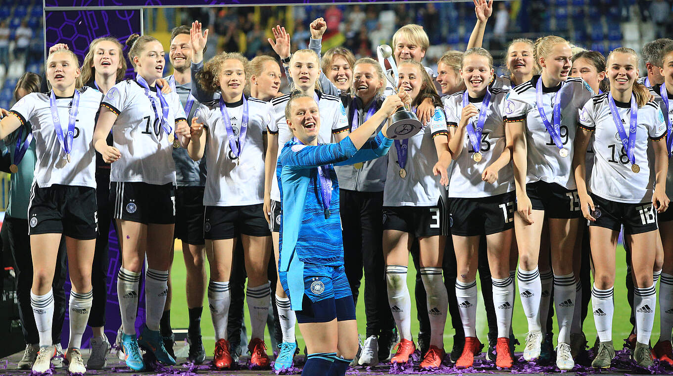 Eve Boettcher mit dem EM-Pokal: "Wir haben einen ganz besonderen Teamspirit" © UEFA/Eóin Noonan