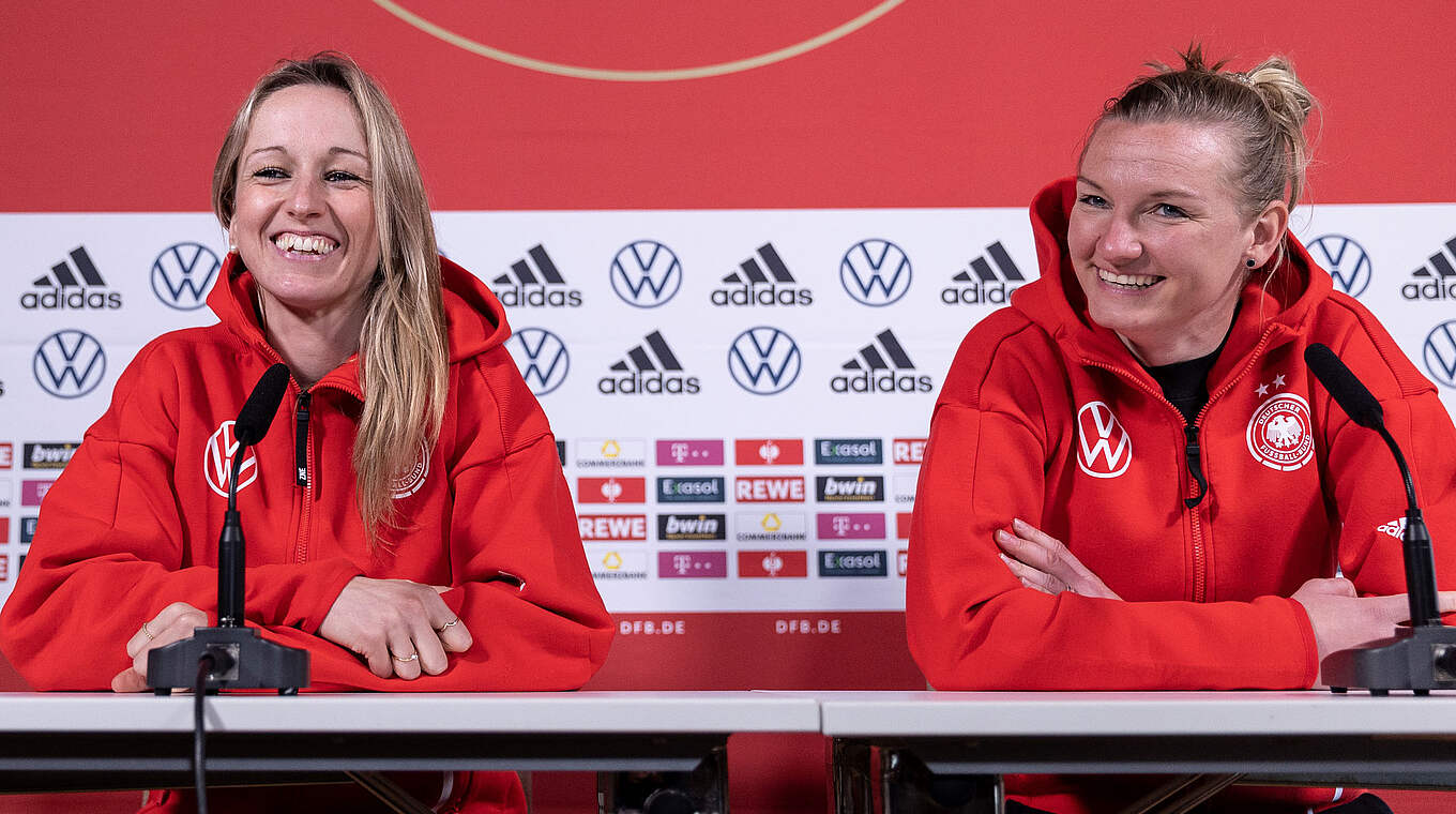 Am 6. Juni in der Fan-Pressekonferenz: Zwei deutsche Nationalspielerinnen © Getty Images