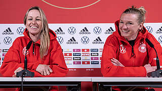 Am 6. Juni in der Fan-Pressekonferenz: Zwei deutsche Nationalspielerinnen © Getty Images