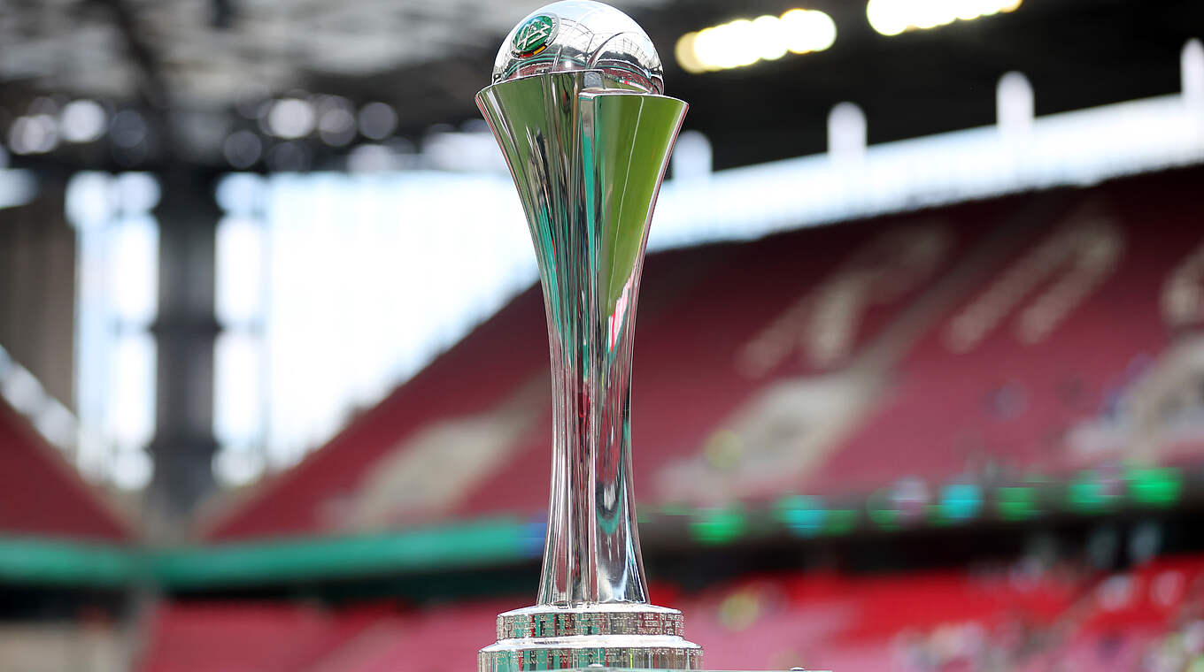 Wird weiterhin im Kölner Rhein-Energie-Stadion vergeben: Der DFB-Pokal der Frauen © Getty Images