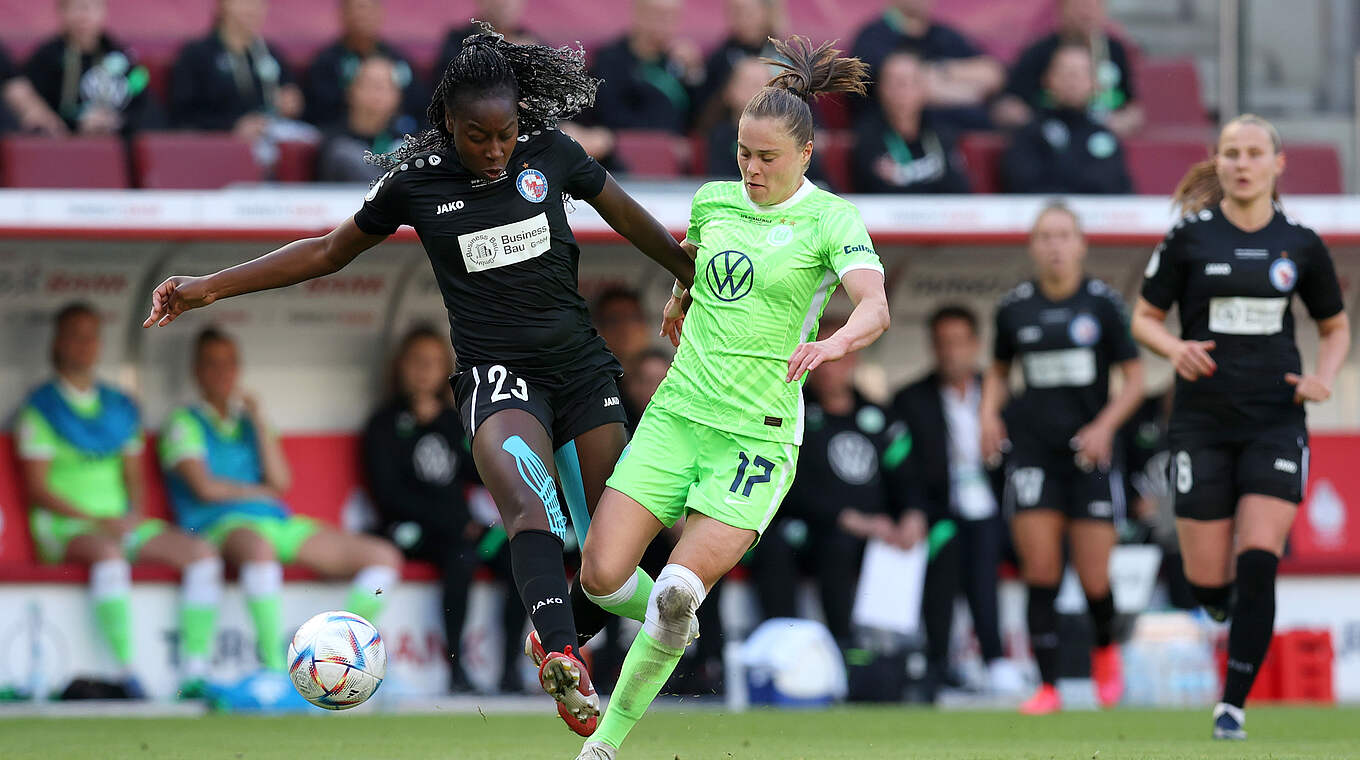 Matchwinnerin: Ewa Pajor (r.) führt Wolfsburg mit zwei Treffern zum Pokalsieg © Getty Images