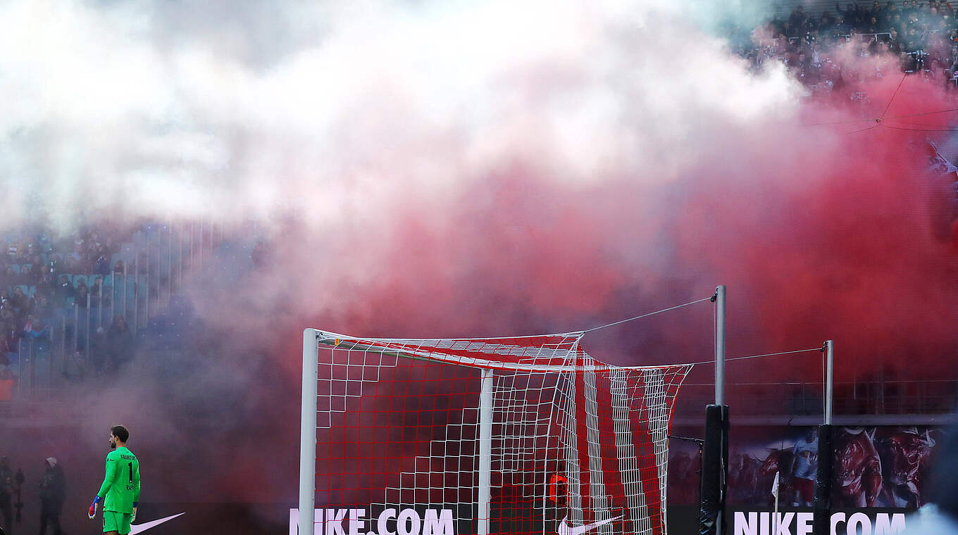 Rauch führt zu Spielunterbrechung: Insgesamt 43.750 Euro Strafe für Eintracht Frankfurt © Imago