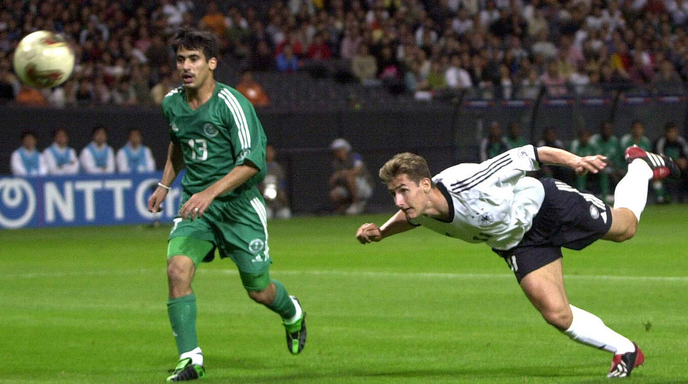Dreierpack zum Debüt bei der WM 2002: Miroslav Klose (r.) gegen Saudi-Arabien © Imago