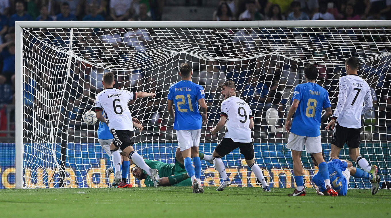 Ausgleichstreffer: Joshua Kimmich (l.) bringt das deutsche Team zurück ins Spiel © GES/Marvin Ibo Güngör