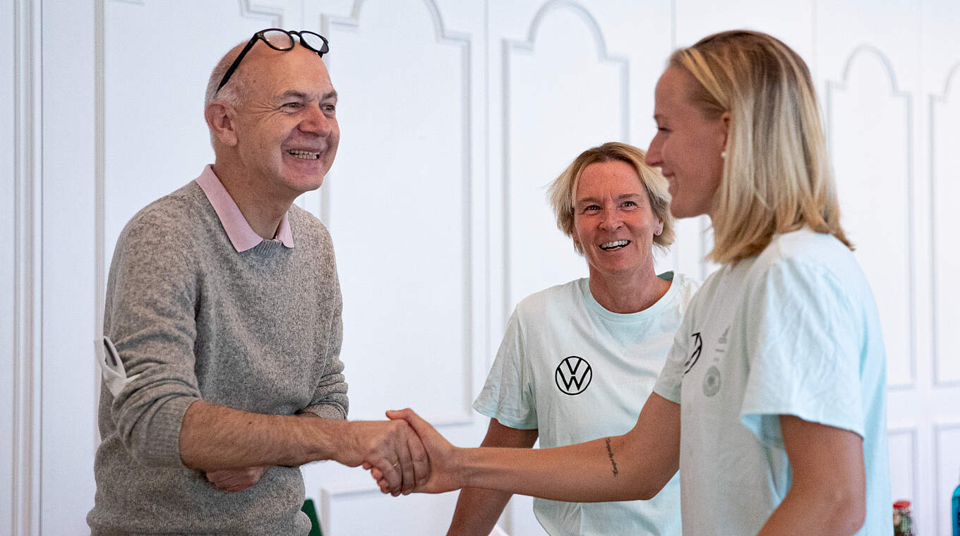 Bernd Neuendorf Besucht DFB-Frauen :: DFB - Deutscher Fußball-Bund E.V.