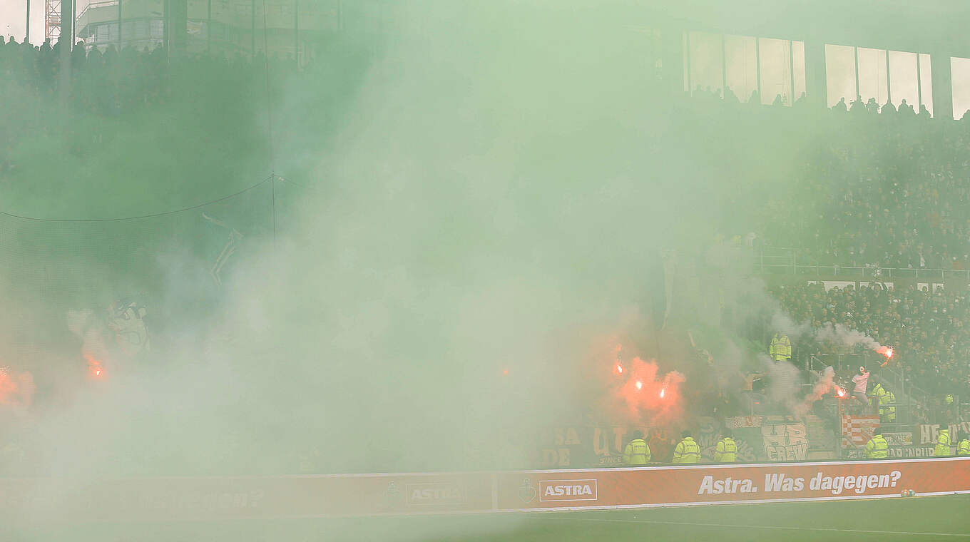 Abbrennen von Pyrotechnik in Hamburg und Aue: Geldstrafe für Werder Bremen © imago