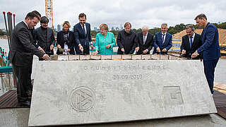Kanzlerin zu Gast: Angela Merkel (M.) bei der Grundsteinlegung 26. September 2019 © Thomas Boecker/ DFB
