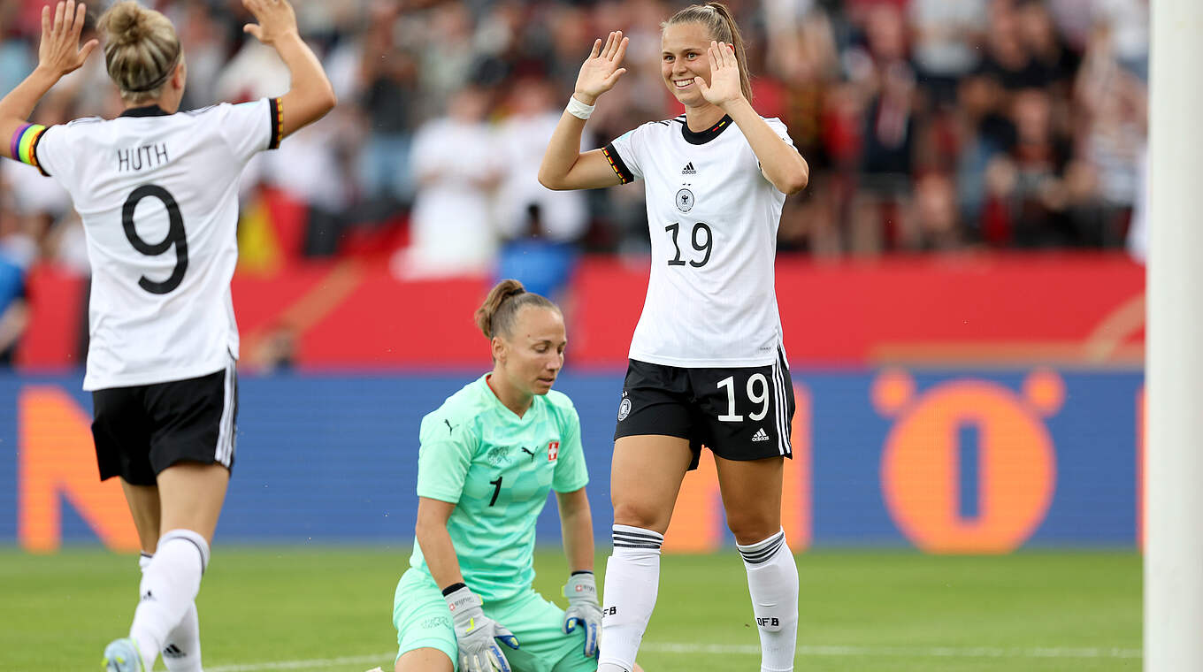 Klara Bühl (r.) celebrates scoring a hat-trick against Switzerland.  © Maja Hitij/ Getty Images/ DFB