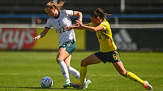 Behauptet den Ball: Franziska Kett (l.) © UEFA/sportsfile/Ben McShane