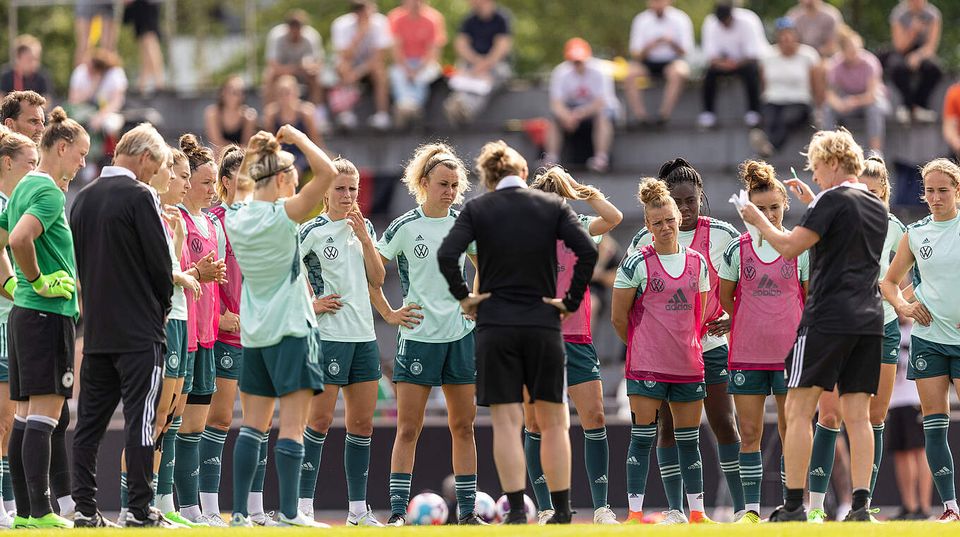 Zeit für Input: Die Bundestrainerin (2.v.r.) gibt Instruktionen © Maja Hitij/ Getty Images/ DFB