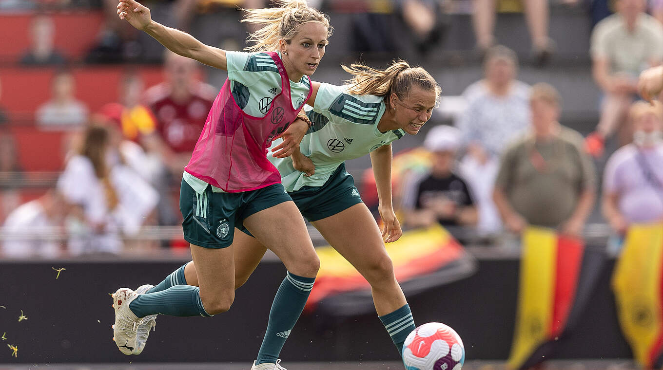 Im Duell um den Ball: Kathrin Hendrich (l.) und Klara Bühl © Maja Hitij/ Getty Images/ DFB