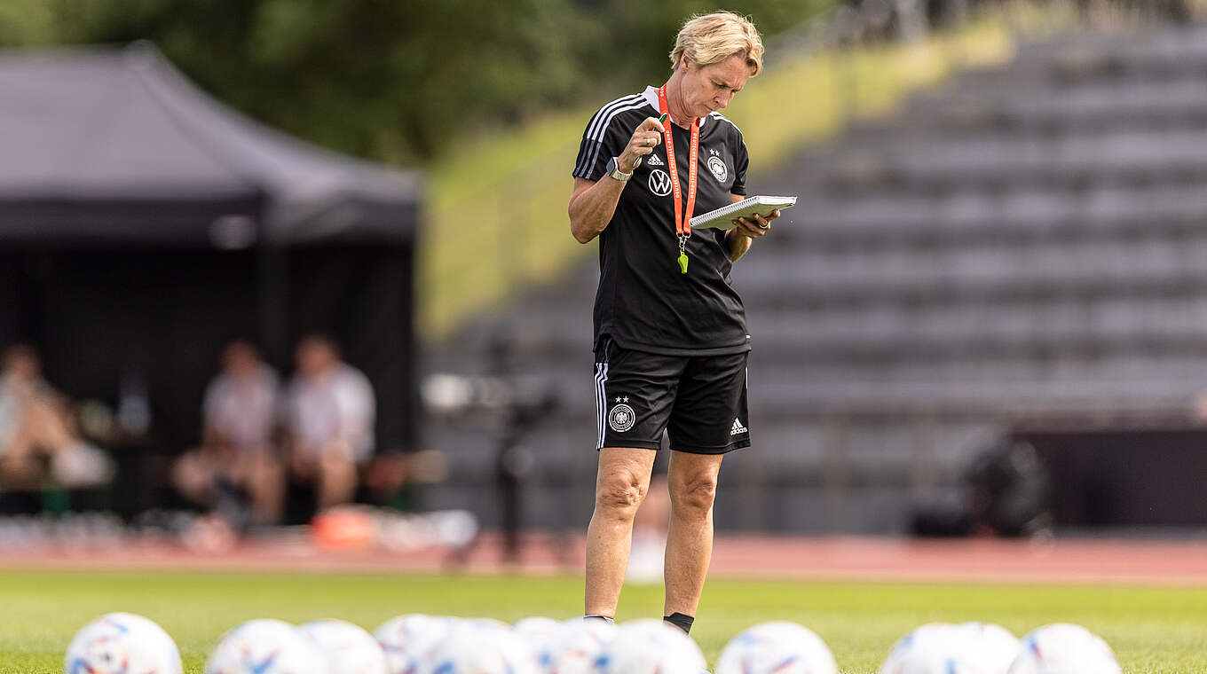 Konzentrierte Bundestrainerin: Martina Voss-Tecklenburg mit Notizblock © Maja Hitij/ Getty Images/ DFB