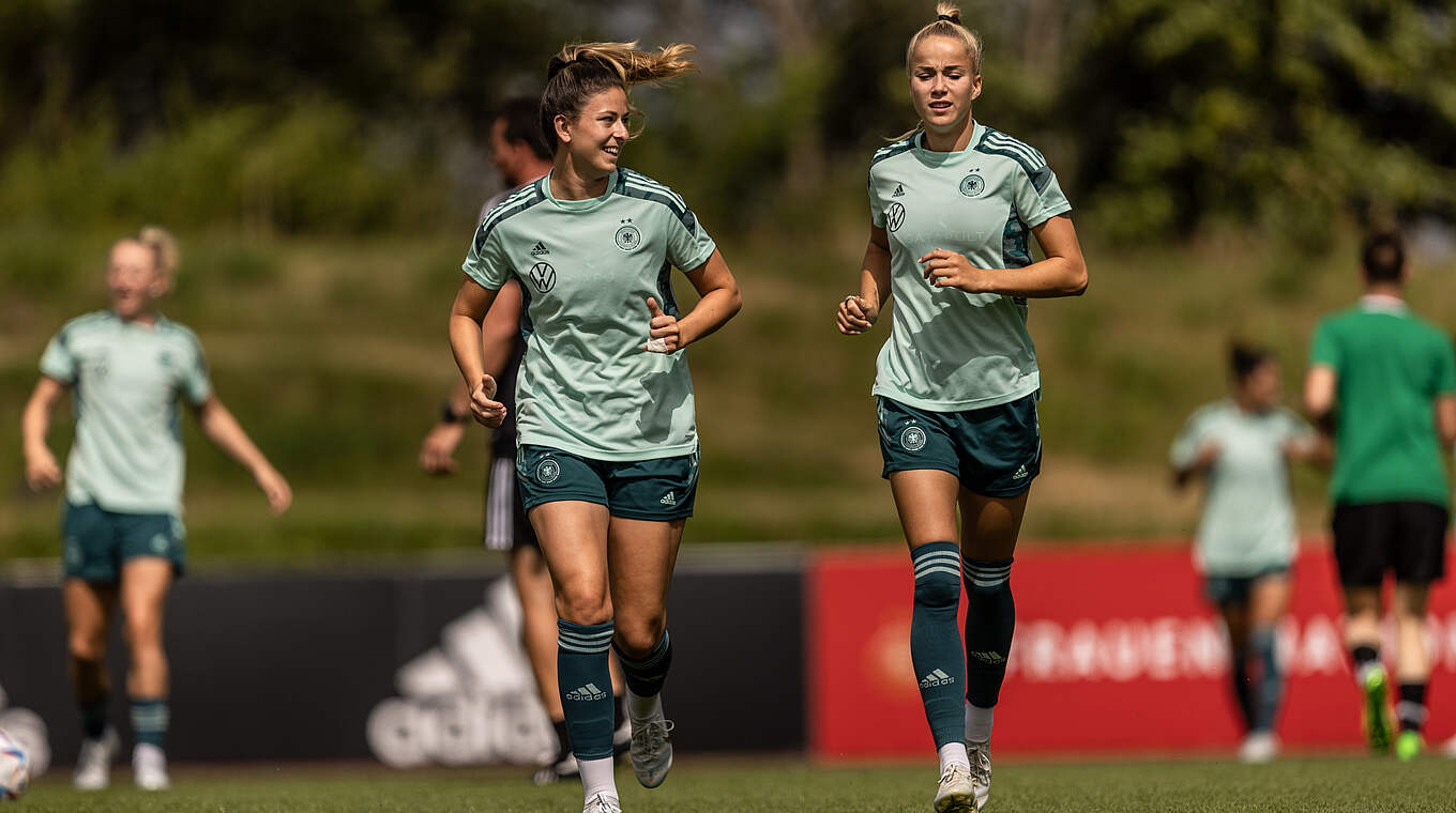 Gute Laune beim Aufwärmen: Chantal Hagel (l.) und Giulia Gwinn © Maja Hitij/ Getty Images/ DFB